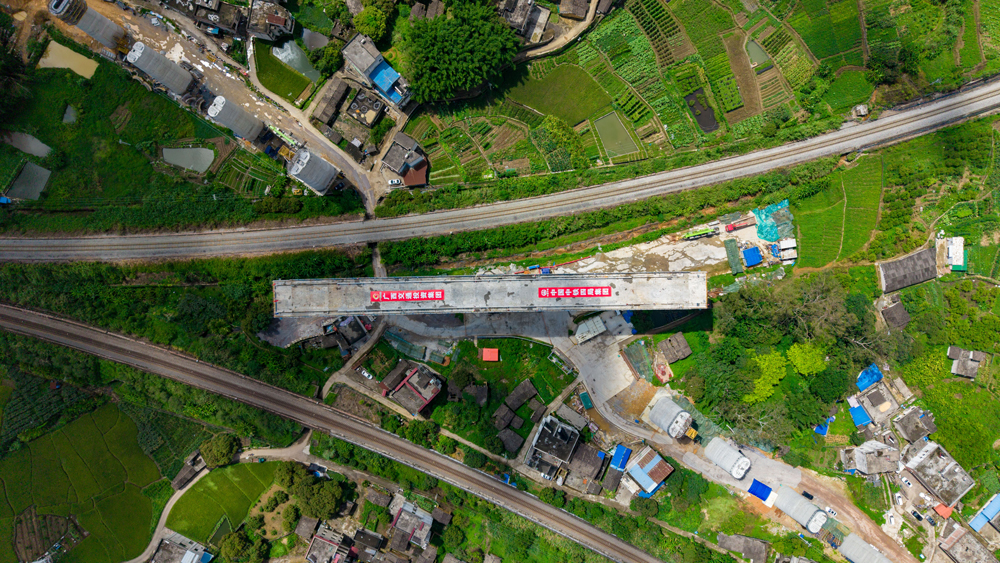 南珠高鐵玉岑段項目建成后，將進一步改善桂東地區交通條件，對廣西打造粵港澳大灣區重要戰略腹地，推動廣西北部灣經濟區和粵港澳大灣區“兩灣聯動”，促進廣西全面深入對接粵港澳大灣區，提升兩廣通道質量、擴大兩廣通道能力，帶動沿線經濟發展具有重要意義。