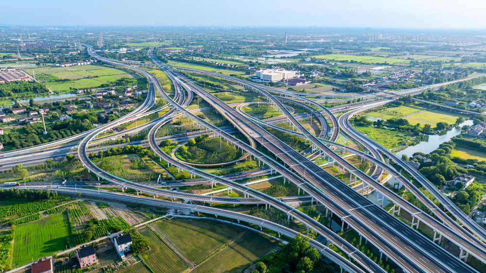 該項目控制性工程練市樞紐互通的18個匝道分別通向杭州、蘇州、湖州、上海、臺州5個方向，是浙北地區(qū)最大的五路交叉綜合樞紐立交，形似五角星。