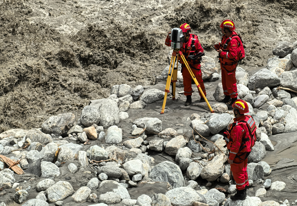 7月14日12時(shí)，搶險(xiǎn)人員在壅塞體上開挖出長50 米、寬35米的泄洪槽，順利實(shí)現(xiàn)泄洪。此時(shí)，吉隆口岸淹沒區(qū)水位下降，河道流量增至每秒120立方米以上，較此前翻倍，吉隆藏布河正常行洪能力得到恢復(fù)和提高。此次救援中，全體工作人員克服高原缺氧等挑戰(zhàn)，用專業(yè)力量保障了人民群眾生命財(cái)產(chǎn)安全，彰顯了央企的責(zé)任與擔(dān)當(dāng)。