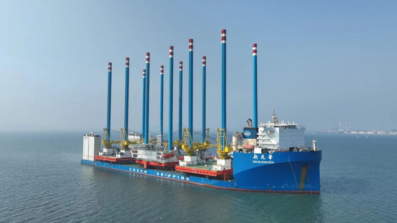 近日，中國遠洋海運集團旗下中遠海運特運10萬噸半潛船“新光華”輪，成功完成青島至阿聯酋沙迦的超大型平臺運輸任務，跨越5904海里，將總重超2.4萬噸、單腿長108 米的三個自升式生活平臺安全送達，并順利完成卸貨。