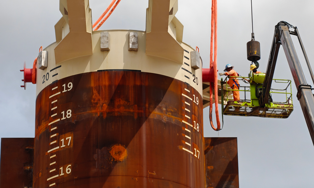 吸力錨是海洋工程關鍵裝備，它利用負壓工作原理，像大型吸盤一樣牢牢吸附在海泥中，實現海洋設施高效固定，被譽為深遠海能源開發的“定海神針”。吸力錨具有可高效安裝、可回收復用、高承載力等突出優勢，廣泛應用于深水油氣田、海上風電等領域。據介紹，裝備安裝海域最大水深超過2000米，是國內承建的應用水深最大的超深水吸力錨項目，海油工程珠海深水裝備制造基地負責全部24套吸力錨加工設計、材料采購、建造、測試和裝船工作，結構總重約2674噸。