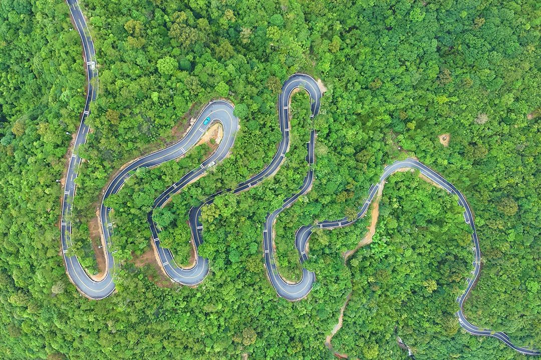 近日，位于廣東惠州全長(zhǎng)218公里的環(huán)南昆山—羅浮山引領(lǐng)區(qū)最美旅游公路建成通車。該項(xiàng)目由中國建筑（廣州）總部組織，中建西勘院、中建上海院設(shè)計(jì)，中建四局、中建五局建設(shè)，將成為引領(lǐng)區(qū)的致富路、生態(tài)路和環(huán)保路，打造戶外運(yùn)動(dòng)愛好者的天堂。