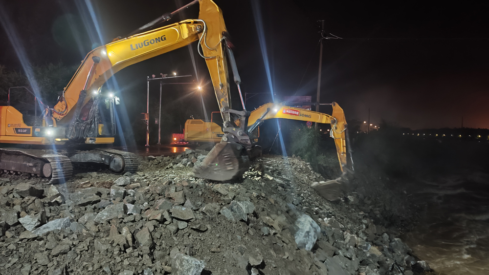 受北京密云水庫(kù)泄洪，下游潮河水位急劇上漲，導(dǎo)致潮河左岸部分區(qū)域堤防出現(xiàn)坍塌，中國(guó)安能專業(yè)救援人員連夜操作大型工程機(jī)械裝備進(jìn)行大塊石回填，于7月29日清晨5時(shí)完成修復(fù)，回填塊石400方。