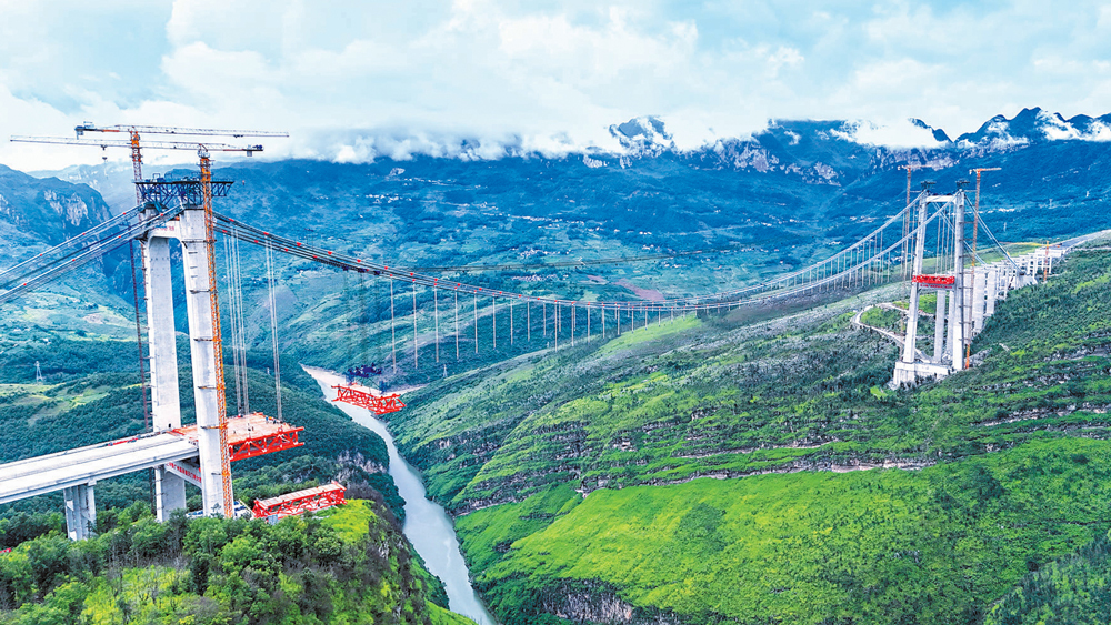 近日，隨著纜索吊將長13.6米、寬36米、高6.5米、重約241.8噸的安順岸J1鋼桁梁節(jié)段精準(zhǔn)吊裝，中國中鐵旗下中鐵廣州局承建的貴州安盤高速天門特大橋正式邁入主橋上部結(jié)構(gòu)鋼桁梁吊裝階段。