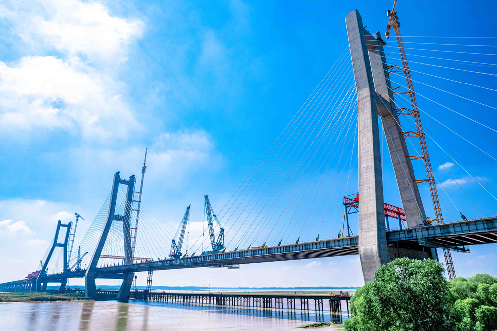 據悉，蘭原高速蘭考至封丘段全長30.263公里，采用雙向六車道高速公路標準，設計時速120公里。其中，黃河特大橋工程全長9104米，主橋為鋼混組合梁三塔斜拉橋，副橋有20孔100米跨徑鋼混組合梁，為國內同類型橋梁最大規模。中鐵工業主要負責該橋主橋及東跨大堤橋共約2.33萬噸鋼梁制造及安裝任務。