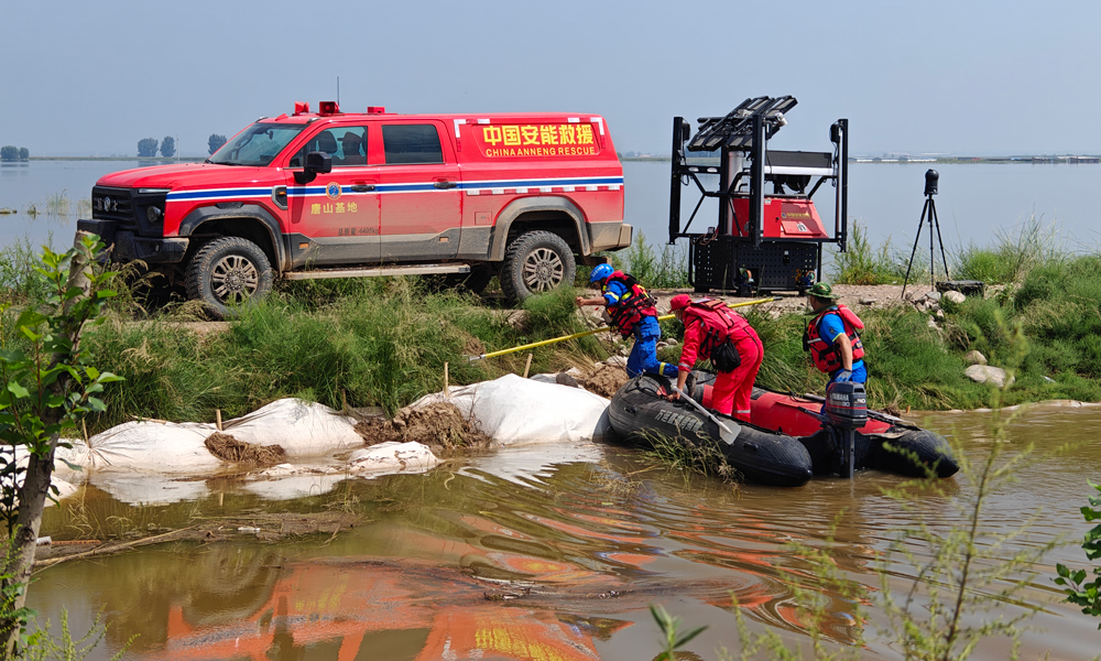 根據地方聯合指揮部統一部署，中國安能救援隊受領呼和浩特市托克托縣樹爾營村、包頭市土默特右旗雙龍鎮兩處防汛固堤任務。