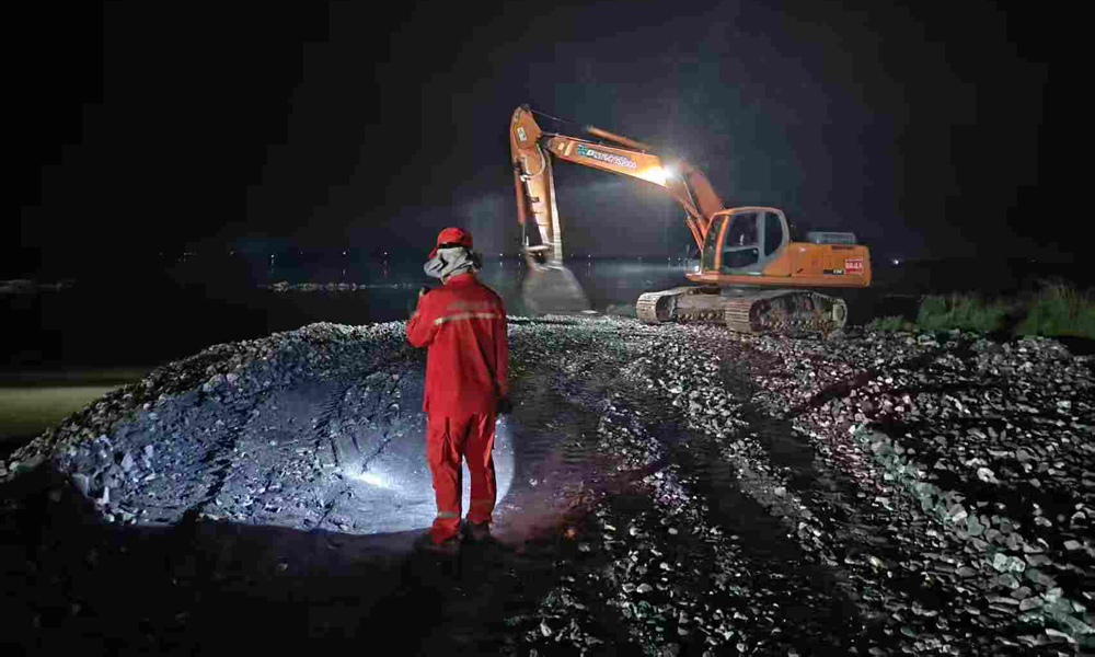 8月4日12時，中國安能救援隊兵分兩路，在托克托縣樹爾營村西北，對4處總長89米堤防薄弱段，組織搶筑會車平臺、加固擋水應急堤防等除險加固作業；在土默特右旗雙龍鎮西南，針對兩處總計55米堤防薄弱段，中國安能救援隊沿堤頂通道清除泥濘、換填石料、拓寬路面作業，為下一步培基固堤創造便利交通條件。