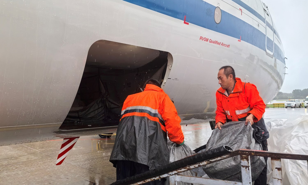 中航集團(tuán)國(guó)貨航貨站事業(yè)部提前做好貨物苫蓋和防潮工作，一線工作人員在確保安全的前提下搬運(yùn)貨物。