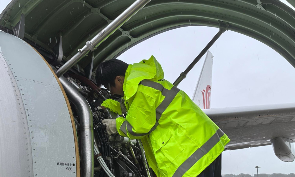 中航集團(tuán)機(jī)務(wù)人員手持專業(yè)工具，更換FMU（燃油計(jì)量單元）傳感器。