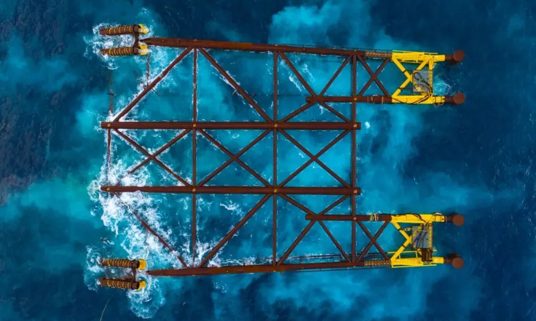 近年來，我國大型導管架安裝能力取得了顯著提升，形成了覆蓋設計計算、仿真模擬、裝船運輸、滑移下水至精確扶正就位的全鏈條技術體系，施工規模、單體重量、總噸位均位居全球前列。先后成功實施荔灣3-1、“海基”系列等多個大型導管架安裝作業，為我國深水油氣資源開發提供了堅實保障。