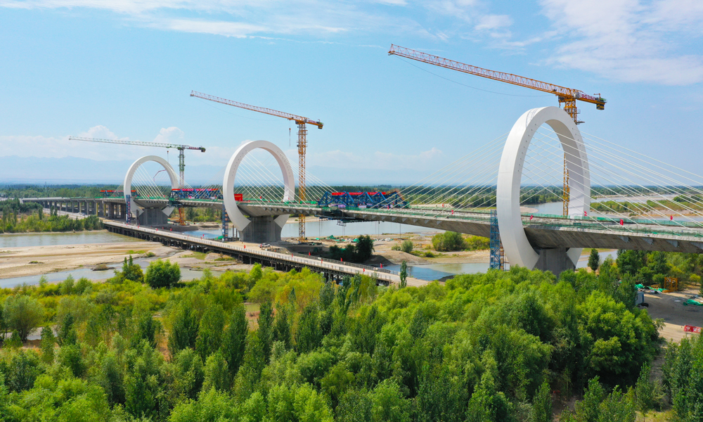 近日，隨著最后一方混凝土澆筑完成，中國中鐵旗下中鐵三局運輸工程分公司承建的伊犁河三橋主橋順利合龍，距離年內通車更近一步。