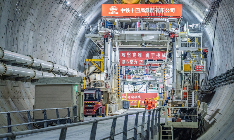 濟南黃崗路黃河隧道全長約5.75公里，設計時速60公里，是國內首條穿越黃河單洞雙層盾構隧道。項目團隊研發應用雙管路液壓采石裝置等，破解了不良地質帶來的施工難題，在黃河下首次實現全程3.3公里連續掘進不換刀。圖為隧道內施工現場。