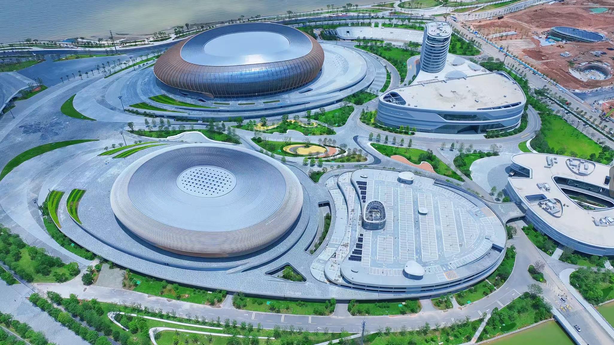 綜合體育館建筑面積約11萬平方米，為國內領先的綜合性多功能體育館之一。項目團隊對建設全過程進行軟件分析，確保滑移過程中應力及位移變形在預警值內，采用建筑信息模型技術精確建模，助力精確完成百米跨度超萬噸罩棚鋼結構安裝。