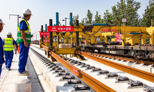 雄商高鐵是我國“八縱八橫”高速鐵路網京港（臺）通道的重要組成部分，該項目建成通車后將進一步完善京津冀軌道交通網，對于貫徹實施京津冀協同發展國家戰略，助力建設“雄安新區”千年大計，促進沿線經濟社會發展等具有重要意義。雄商高鐵全線鋪軌施工，標志著項目建設取得重大階段性進展，為后續聯調聯試及開通運營奠定堅實基礎。