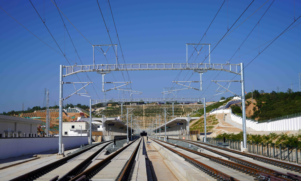 西延高鐵全長299.8公里，是陜北革命老區(qū)的首條高鐵，是“八縱八橫”高鐵網(wǎng)包（銀）海通道的重要組成部分。線路建成投入運營后，西安至延安的運行時間將從目前的2個半小時縮短至1小時左右，對深入推進西部大開發(fā)戰(zhàn)略、助力革命老區(qū)鄉(xiāng)村振興、進一步完善優(yōu)化國家高速鐵路網(wǎng)絡(luò)布局具有重要意義。