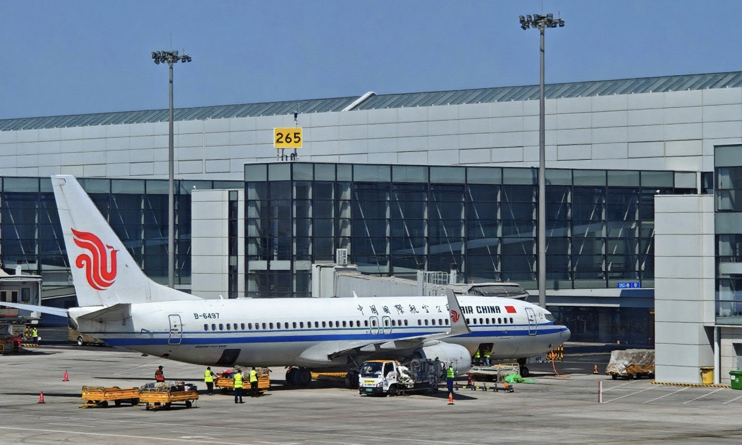 作為烏魯木齊國(guó)際航空樞紐重點(diǎn)運(yùn)營(yíng)單位之一，中航集團(tuán)國(guó)航新疆分公司通過(guò)穩(wěn)步擴(kuò)大機(jī)隊(duì)規(guī)模、強(qiáng)化運(yùn)行協(xié)調(diào)與旅客服務(wù)能力，為區(qū)域深耕與國(guó)際輻射奠定基礎(chǔ)。未來(lái)，該公司將以更優(yōu)運(yùn)力、更優(yōu)服務(wù)、更優(yōu)網(wǎng)絡(luò)，續(xù)寫(xiě)天山腳下的民航高質(zhì)量發(fā)展新篇章。