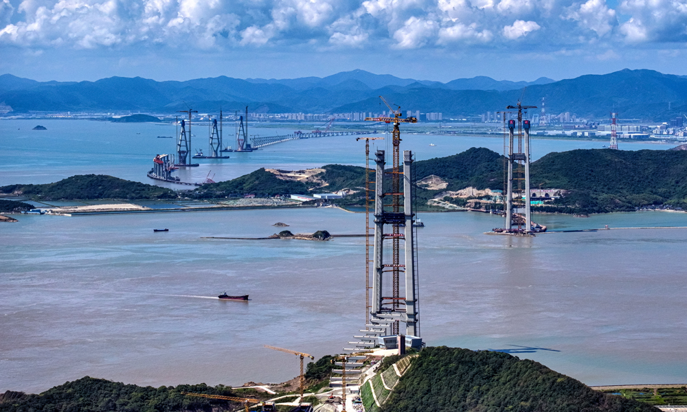 近日，在寧波舟山港六橫公路大橋二期工程建設現(xiàn)場，中國鐵建港航局承建的國內最大跨度跨海橋——雙嶼門特大橋佛渡側主塔順利封頂，該項目全面轉入上部結構施工階段。雙嶼門特大橋主跨達1768米，是六橫公路大橋二期項目的全線控制性工程。