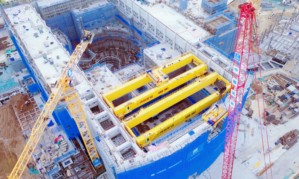 據(jù)介紹，杜瓦底座落位安裝完畢后，主機核心部件將陸續(xù)進場安裝。根據(jù)計劃，BEST將于2027年底建成。該裝置建設(shè)的穩(wěn)步推進，對于我國率先開展前沿聚變科學(xué)研究、驗證未來聚變堆關(guān)鍵技術(shù)、持續(xù)引領(lǐng)國際聚變能發(fā)展具有重大戰(zhàn)略意義。