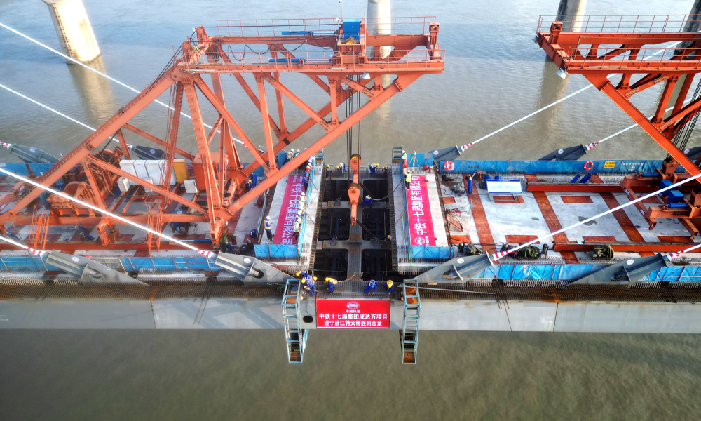 成達萬高鐵是我國“八縱八橫”高鐵網(wǎng)沿江通道的重要組成部分。線路西起四川省成都市天府站，途經(jīng)四川省資陽市、遂寧市、南充市、達州市及重慶市開州區(qū)、萬州區(qū)，接入既有鄭渝高鐵萬州北站，對四川省打通直達長三角、京津冀經(jīng)濟區(qū)高速鐵路大通道，構(gòu)建軌道上的成渝地區(qū)雙城經(jīng)濟圈具有重要意義。圖為大橋合龍施工現(xiàn)場。