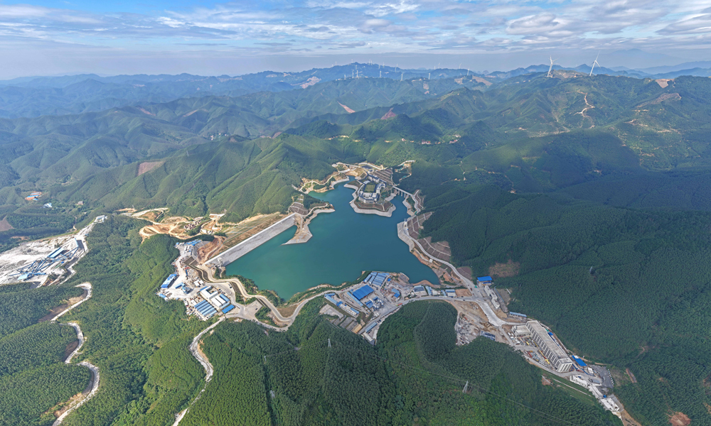 近日，廣西南寧抽水蓄能電站的上水庫工程順利通過蓄水前驗收。這標志著南寧抽水蓄能電站主體土建工程已全面完成，為實現今年年底全部機組投產目標奠定基礎。