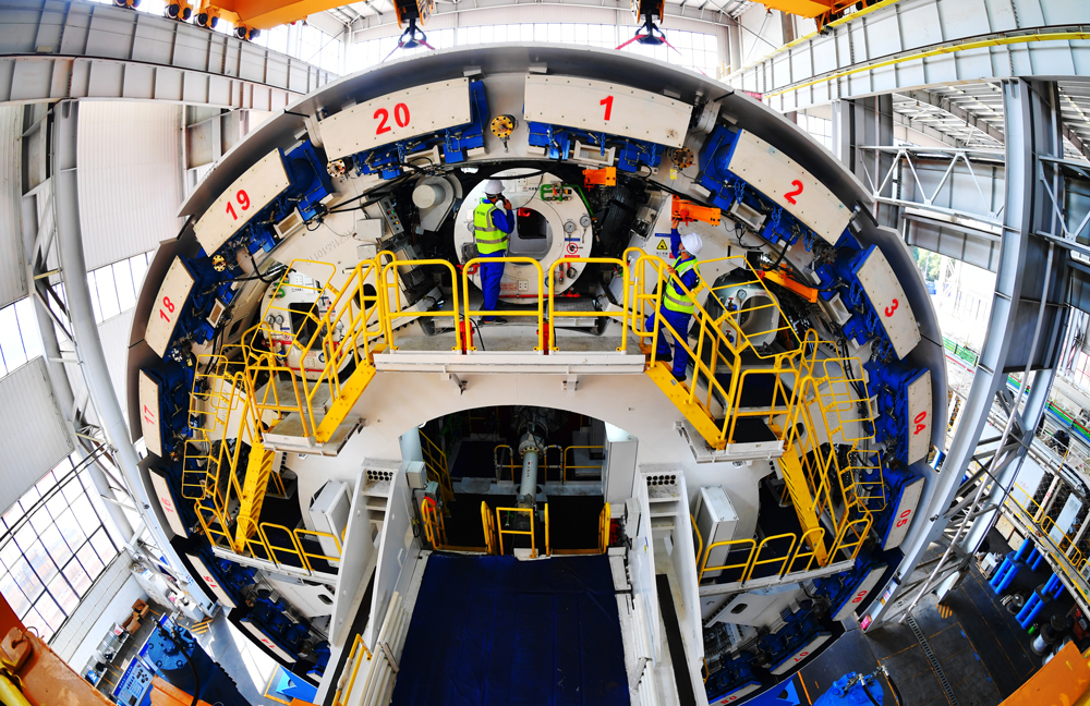 龍崗隧道是深汕高鐵全線重難點項目，多次穿越河流、水庫、鐵路、高速公路等關鍵區域，地質條件復雜。“龍崗二號”盾構機開挖直徑14.31米，搭載超前地質預報、刀具檢測、地層特征感知等智能掘進輔助系統，讓施工更安全、更高效。圖為“龍崗二號”盾構機內部。