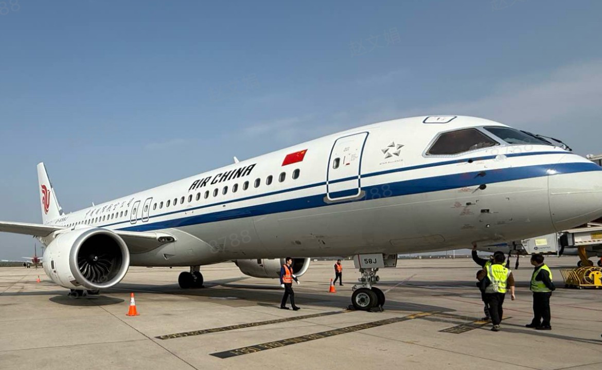 中航集團將持續推動國產飛機高品質商業運營。2025—2026年冬春航季，國產客機C919計劃新增廣州、西安、長沙等新航點。圖為國產客機C919首次執飛西安－北京首都航線。