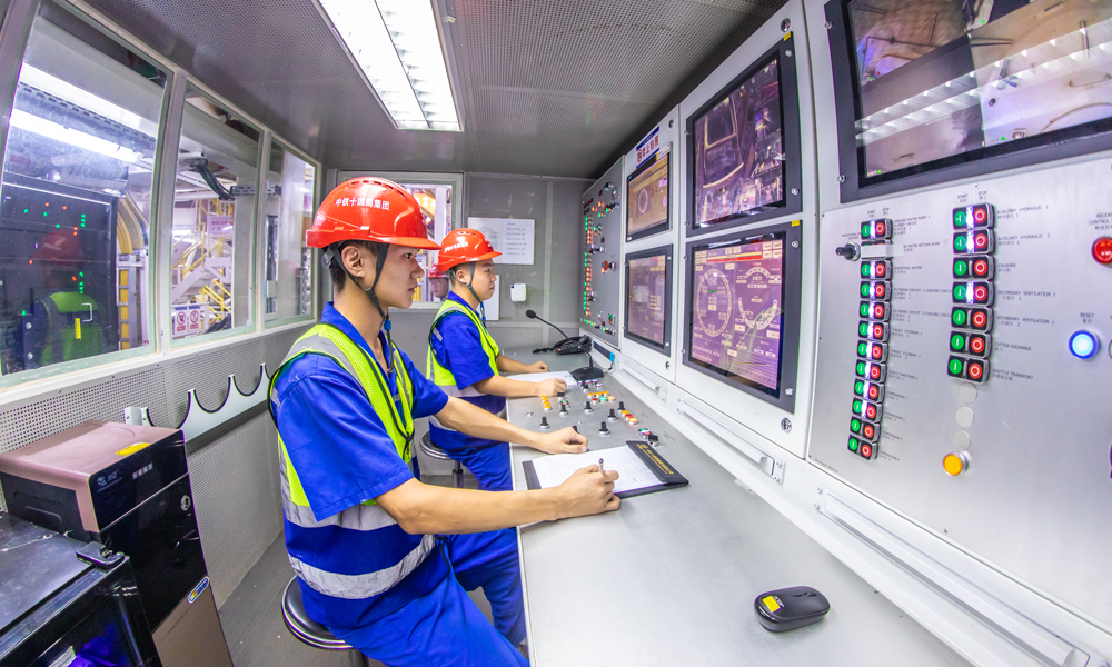 當(dāng)前，作為廣州城市交通路網(wǎng)的重要組成部分，海珠灣隧道還在第十五屆全國運(yùn)動會期間承擔(dān)起高效串聯(lián)主要場館與樞紐站點(diǎn)的關(guān)鍵任務(wù)，為賽時人員流動、物資運(yùn)輸提供強(qiáng)有力的交通支撐，助力廣州成功舉辦體育盛會。圖為中鐵十四局技術(shù)人員操作盾構(gòu)機(jī)進(jìn)行隧道施工。