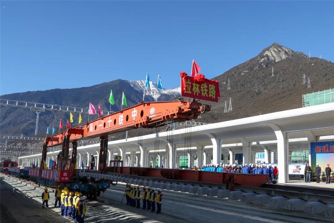 拉林鐵路正線全長435.5公里，新建正線全長403.14公里，為單線電氣化Ⅰ級鐵路，設計時速160公里，全線新建車站34個，初期開站17個。圖為施工人員鋪設最后一排軌排。