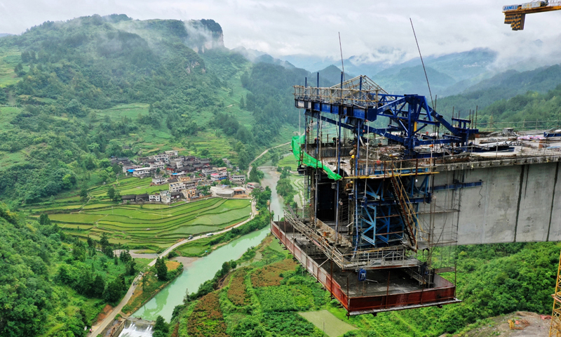 圖為6月11日拍攝的位于貴州省貴定縣的桐子園雙線特大橋施工現場。（新華社記者 劉續 攝）