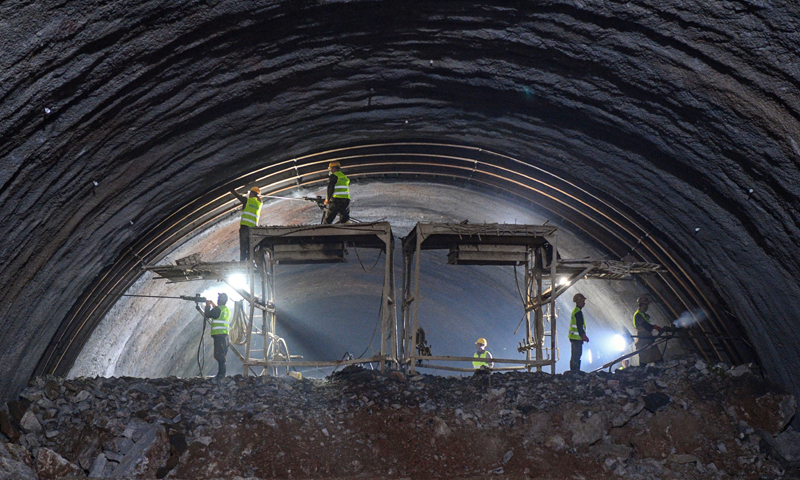 8月4日，在位于廣西環(huán)江毛南族自治縣的貴南高鐵大方山隧道內，工人對爆破后的隧道巖壁進行除險加固作業(yè)。新華社記者 曹祎銘 攝