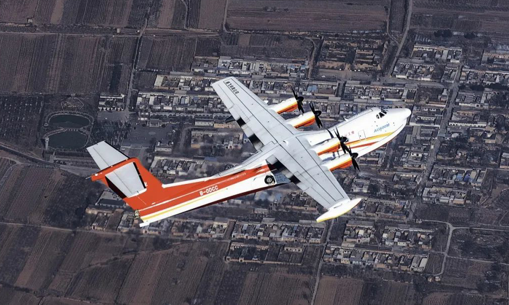 近日，在陜西蒲城國家民機試飛基地，由航空工業自主研制的大型滅火/水上救援水陸兩棲飛機“鯤龍”AG600首個局方審定試飛科目——大氣數據系統校準（簡稱空速校準試飛）順利完成，AG600正式進入局方審定試飛階段。