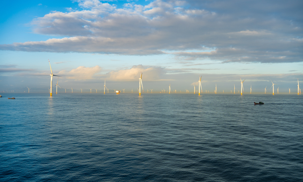 近日，國家千萬千瓦級粵東海上風電基地首批示范項目——華能汕頭勒門（二）60萬千瓦海上風電場項目并網(wǎng)投運，標志著中國華能在粵海上風電實現(xiàn)“零”的突破。