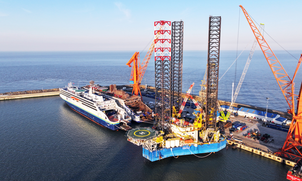 近日，中國石化勝利石油工程公司新勝利三號鉆井平臺正式竣工交付。該平臺最大作業水深106.7米，最大鉆井深度9000米。