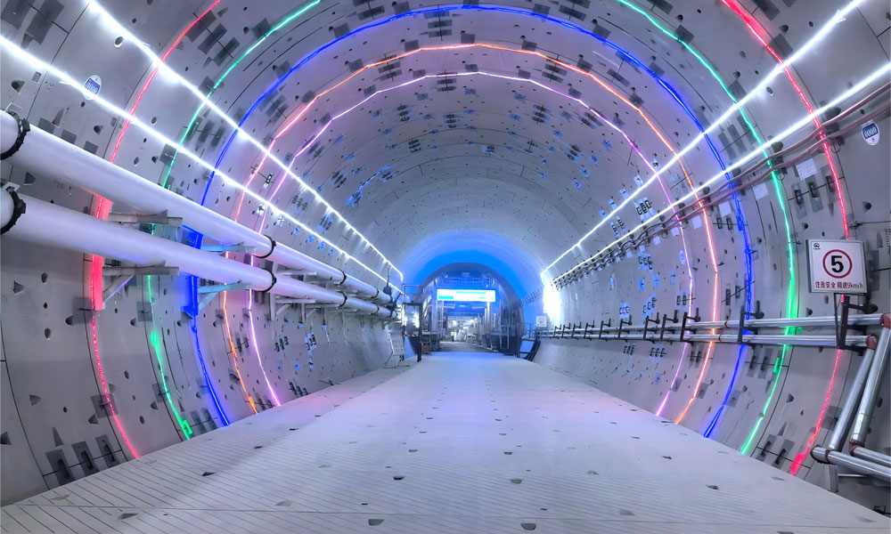 2月24日，中鐵四局承建的（北）京濱（海新區(qū)）鐵路天津機場1號隧道盾構(gòu)掘進突破百環(huán)大關(guān)。1號隧道全長2923米，采用13.8米大直徑泥水平衡盾構(gòu)機“京濱同心號”施工。截至目前，該隧道盾構(gòu)掘進達114環(huán)共228米。項目全線建成通車后，將與天津機場形成集鐵路、民航、地鐵等多式聯(lián)運于一體的大型綜合交通中心，進一步完善路網(wǎng)結(jié)構(gòu)，便利沿線人民群眾出行，助推京津冀協(xié)同發(fā)展。