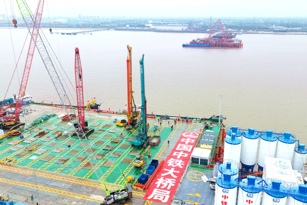 2月22日，中鐵大橋局施工的杭州灣跨海鐵路橋北航道橋9號主塔墩首個鉆孔樁正式開鉆。杭州灣跨海鐵路橋全長29.2公里，包含7個主塔墩。北航道橋主跨450米，包含8號和9號兩個主塔墩及4個邊輔墩。大橋建成后將成為世界最大跨度無砟軌道雙塔雙索面鋼箱-鋼桁組合梁斜拉橋。此次施工的9號主塔墩設(shè)計樁徑2.5米、樁長126米，鉆孔深度達147.72米。