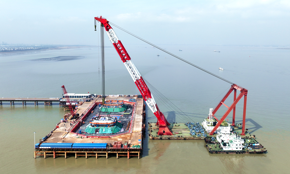 近日，隨著重達(dá)718噸的鋼塔節(jié)段精準(zhǔn)落位，中國中鐵旗下中鐵工業(yè)參建的世界最大跨度、最高索塔懸索橋——張靖皋長江大橋主塔首節(jié)段成功吊裝。