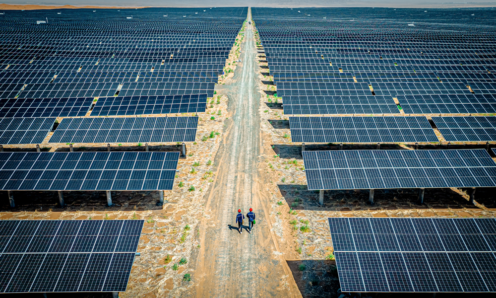 路在腳下，路在前方。國家能源集團可再生能源規模化和綠色可持續發展道路在建設者腳下不斷延伸。
