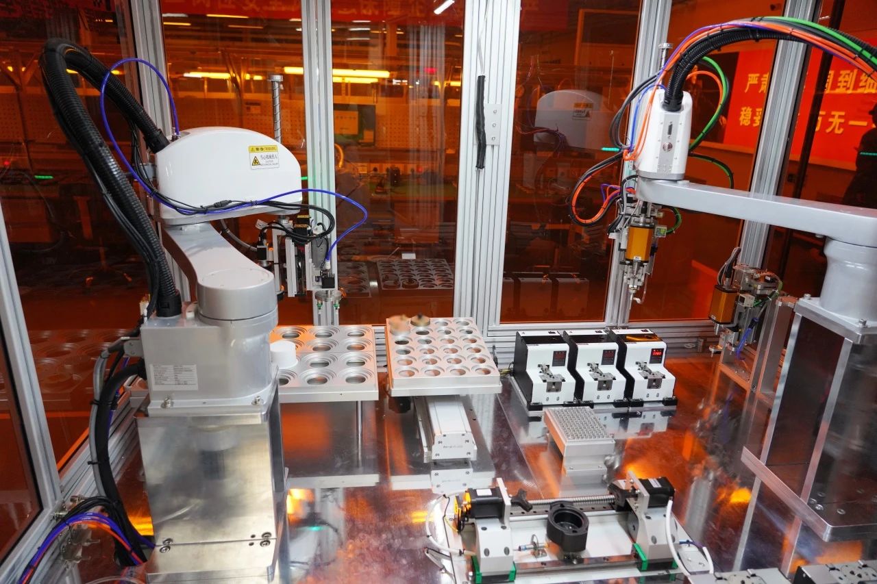 近年來(lái)，航天科技一院萬(wàn)源科技公司實(shí)現(xiàn)了從手工焊接技術(shù)發(fā)展到表面貼裝技術(shù)，從手工焊接過(guò)渡到自動(dòng)化機(jī)器焊接，有效降低了焊接過(guò)程的廢氣產(chǎn)生。該公司建立的智能倉(cāng)儲(chǔ)系統(tǒng)實(shí)現(xiàn)了進(jìn)料、出庫(kù)的智能化管理；自主研發(fā)的物資駕駛艙系統(tǒng)和電子器件智能配送系統(tǒng)，實(shí)現(xiàn)了物資配套管理全程可視，“收—存—發(fā)—裝”作業(yè)自動(dòng)化，指令直達(dá)現(xiàn)場(chǎng)，節(jié)省人工成本43%，提升庫(kù)容量40%。圖為萬(wàn)源科技智能制造中心微波產(chǎn)品智能裝配單元。