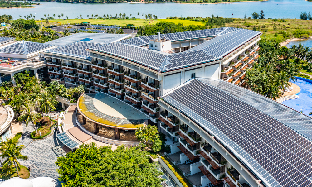 建筑能耗占博鰲近零碳示范區(qū)能耗的80%以上，示范區(qū)對亞洲論壇會議中心及酒店、東嶼島大酒店、新聞中心進行了綠色低碳改造。中鐵建設(shè)項目團隊從圍護結(jié)構(gòu)性能改造提升、設(shè)備設(shè)施性能改造提升、智慧化性能改造提升、可再生能源利用等4大方面16子項，對島內(nèi)建筑進行建筑綠色化改造。圖為博鰲亞洲論壇會議中心及酒店屋頂光伏板。