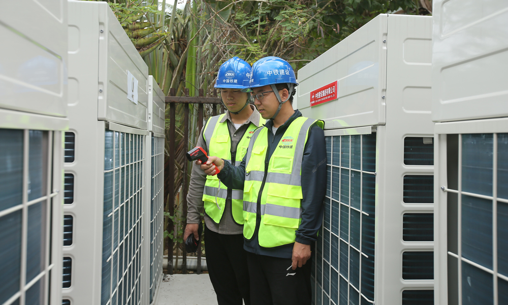 目前，博鰲近零碳示范區(qū)正在進行最后的設(shè)備調(diào)試工作，全力保障博鰲亞洲論壇2024年年會順利召開。圖為中鐵建設(shè)運維工程師檢測光伏直驅(qū)變頻多聯(lián)機工作狀態(tài)。