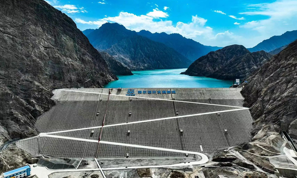 近日，中核集團產業(yè)援疆的重點項目阿爾塔什水利樞紐高效利用水資源向葉爾羌河灌區(qū)輸水，以確保灌區(qū)農田用水需求，為春耕生產打下堅實基礎。該水利樞紐是國務院“十三五”期間國家172項重大水利項目之一。作為中核集團在運最大的水利樞紐，擔當著重要的“兜水”作用。這座防洪興利并舉的民生工程被譽為“新疆的三峽工程”。