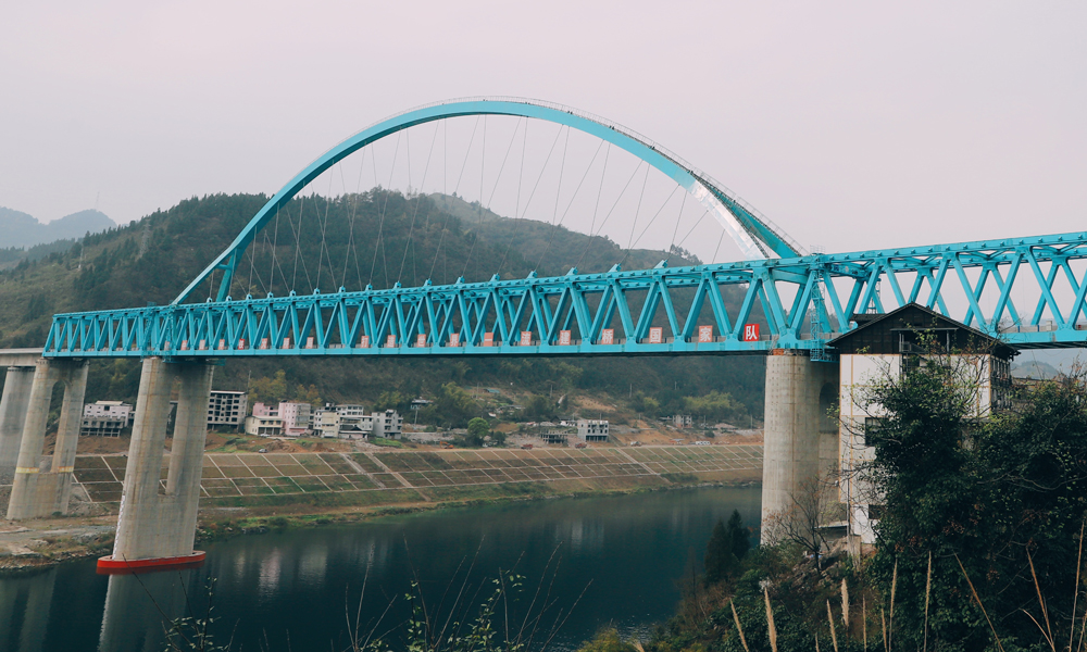 重慶至黔江鐵路是國家規劃“八縱八橫”高鐵網中廈渝通道的重要組成部分，是重慶“米”字型高鐵網中東南向高鐵通道，經過地形地質條件復雜，區域內廣布巖溶、瓦斯、采空區、斷層破碎帶等不良地質，數次橫跨烏江天險，施工風險高，具有很強挑戰性。項目建成通車后將填補渝東南武陵山區城鎮群高鐵空白，實現重慶主城都市區與渝東南武陵山區城鎮群1小時高鐵聯系，提升重慶對周邊地區輻射帶動作用。