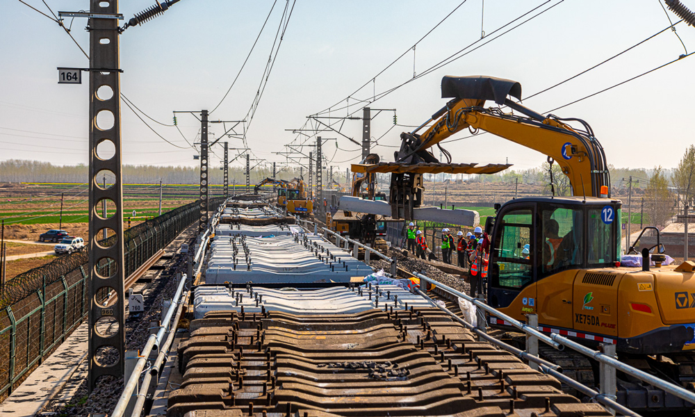 圖為3月底，朔黃鐵路三汲至靈壽站區(qū)間機(jī)械換枕現(xiàn)場(chǎng)。隨著朔黃鐵路天窗正點(diǎn)銷(xiāo)記開(kāi)通，該公司三汲至靈壽站區(qū)間下行線(xiàn)大修機(jī)械換枕施工啟動(dòng)。該公司積極踐行“少人則安，無(wú)人則安”“機(jī)械化減人、智慧化換人”理念，形成了重載鐵路換枕“卸換收”機(jī)械一體化最優(yōu)作業(yè)模式，提升了天窗利用率和換枕效率。