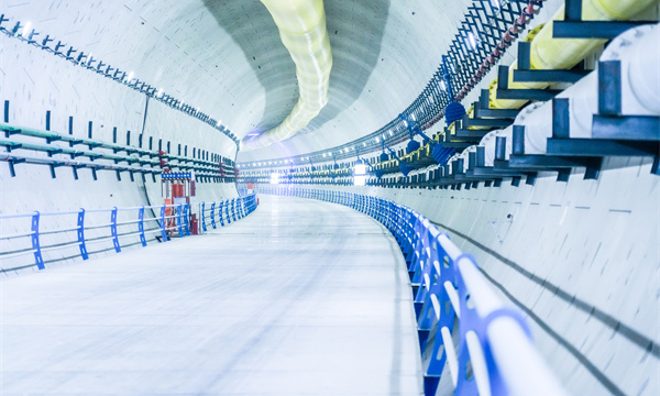 京唐城際鐵路運(yùn)潮減河隧道長1.3公里，國產(chǎn)超大泥水平衡盾構(gòu)機(jī)“京通號”開挖直徑達(dá)13.3米，是目前北京地區(qū)直徑最大的高鐵盾構(gòu)隧道。施工中，“京通號”盾構(gòu)機(jī)穿越高密實(shí)的中砂地層，掘進(jìn)線路北側(cè)鄰近既有京哈鐵路線，最近水平距離僅為19米，京哈鐵路線平均每5至15分鐘就有一輛列車經(jīng)過，施工難度和技術(shù)要求極高。圖為成型后的隧道內(nèi)景。