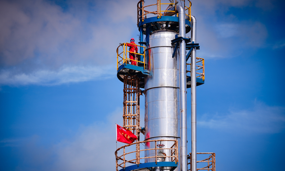 中國海油創新舉措，從投產前的開發設計、工程建設，到投產后的日常運維，全程全面落實綠色低碳理念，為我國能源行業綠色低碳轉型提供示范。圖為烏石23-5油田群平臺作業人員在高處作業。