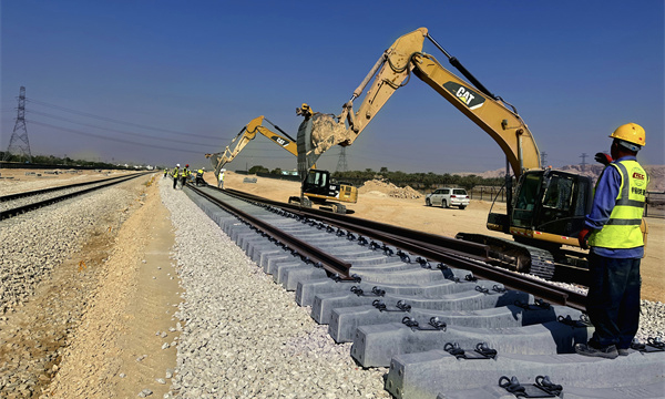沙特鐵路達曼至利雅得二號貨運線側線延長項目位于沙特首都利雅得與東部港口城市達曼之間，施工跨度500多公里，為新建線路施工。該項目的實施，進一步提升了沙特東部港口城市達曼到首都利雅得的鐵路貨運能力和效率，為當地經濟發展增加了新的動能，為當地培養了挖掘機司機、火車司機、焊軌人員以及人力資源管理綜合管理等各方面專業人才。