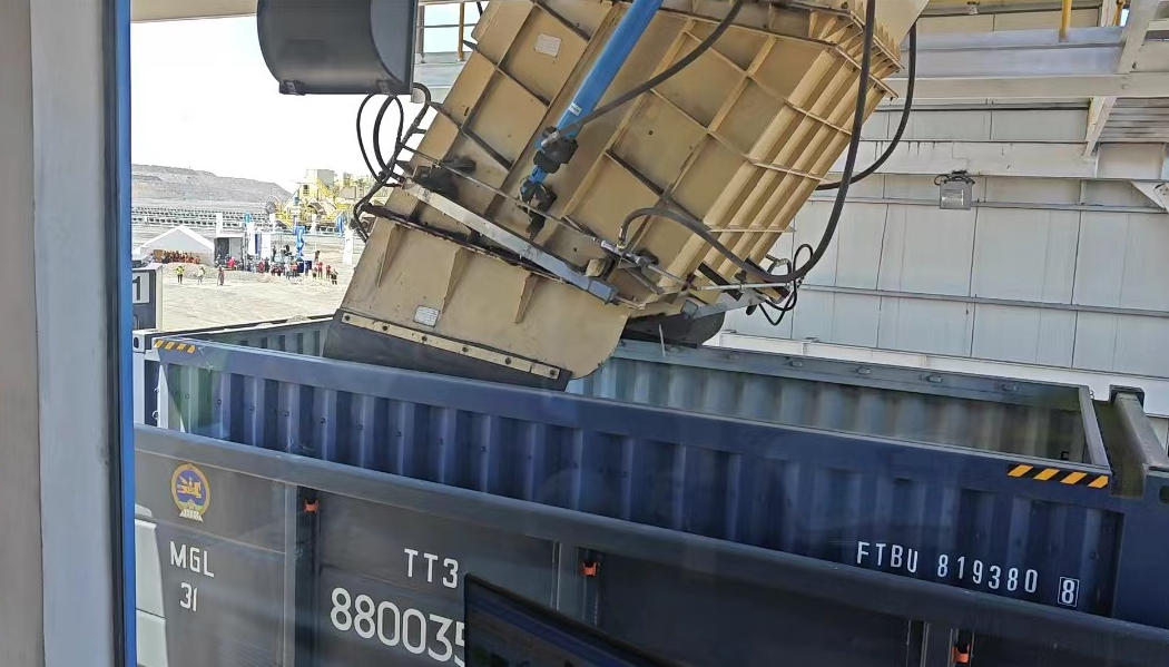 中國煤炭科工積極踐行“一帶一路”倡議，主動融入國際化戰略，三年來，深度參與中蒙能源合作與交流，共簽訂5套蒙古國快速定量裝車系統合同，通過技術創新和項目實施，為中蒙兩國的煤炭貿易往來提供更快、更準、更高效的煤炭裝載方案。