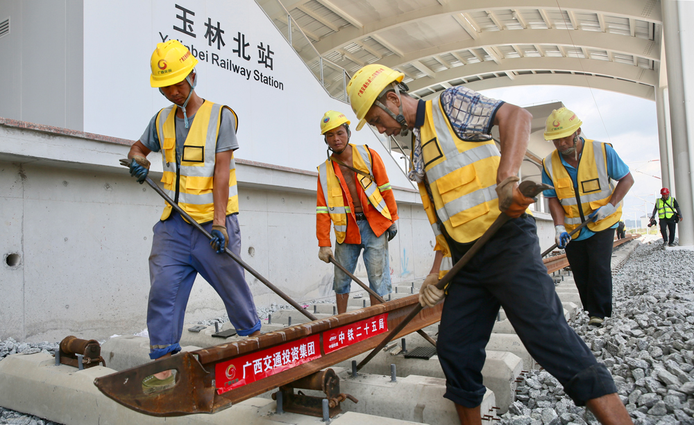 為確保按期完成節(jié)點(diǎn)，項(xiàng)目團(tuán)隊(duì)強(qiáng)化資源投入、優(yōu)化作業(yè)工序，縮短管理鏈條，保持日均鋪軌6公里的速度，高峰期一天鋪軌達(dá)到12公里。全線軌道鋪通后，南深高鐵南玉段項(xiàng)目將加速推進(jìn)無縫焊軌和軌道精調(diào)，并開展全線靜態(tài)驗(yàn)收工作，為聯(lián)調(diào)聯(lián)試做好準(zhǔn)備。圖為建設(shè)者正在開展鋪軌作業(yè)。