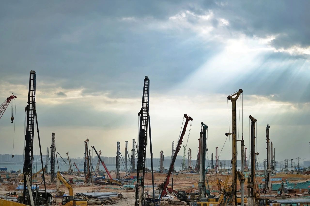 濱海地區地質條件復雜，巖層分布廣，巖面起伏大，場地局部孤石發育呈串珠狀，地下砂層厚度大、密實度高，體育館項目團隊創新采用濱海地質條件下管樁植樁法施工技術，是福建省范圍內首次大面積使用實現濱海建筑樁基施工技術新突破。