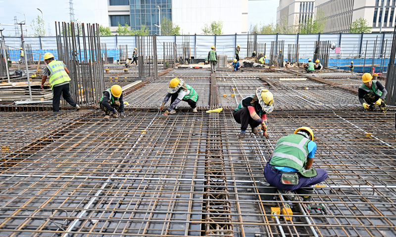 中建三局工人在雄安科創(chuàng)中心二期、三期項(xiàng)目建設(shè)現(xiàn)場(chǎng)捆綁鋼筋。新華社記者 牟宇 攝